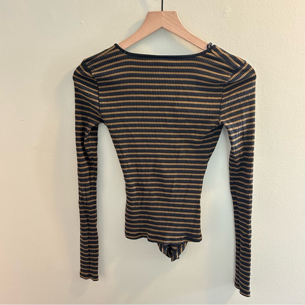 We the Free Long Sleeve T-Shirt Size XS Black Gold Striped V-Neck Fitted Mustard - Picture 8 of 9